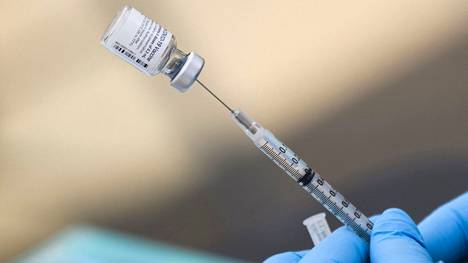 Pfizerin ja Biontechin tutkimuksen mukaan kolmas annos koronavirusrokotetta parantaa rokotteen tarjoamaa suojaa virusta vastaan.