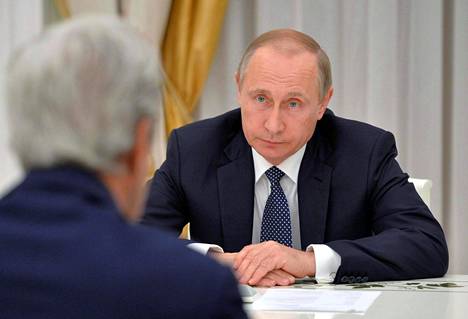 Vladimir Putin Yhdysvaltain nykyisen ulkoministerin John Kerryn seurassa Moskovassa heinäkuun puolessa välissä.