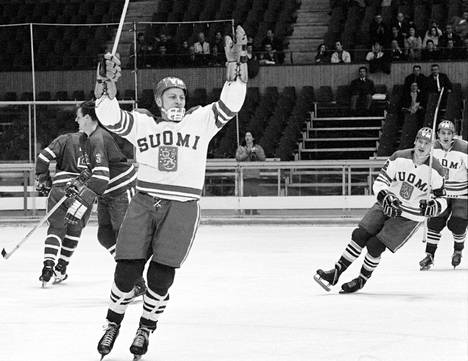 Juhani Wahlsten tuulettamassa Suomen maalia Yhdysvaltoja vastaan Grenoblen olympialaisissa 1968.