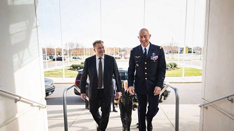 Puolustusministeri Antti Kaikkonen tapasi Naton transformaatioesikunnan komentajan Philippe Lavignen joulukuussa Norfolkissa.