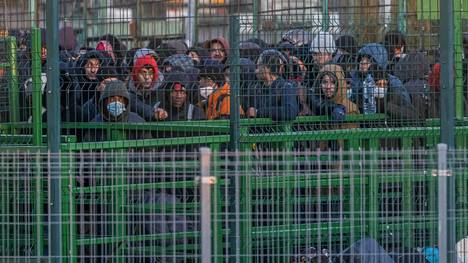 Ukrainasta tulevat pakolaiset jonossa Puolaan rajanylityspaikalla Itä-Puolan Medykassa 28. helmikuuta 2022.