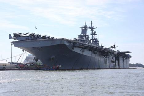 USS Kearsargen nimi on kunnianosoitus samannimiselle Yhdysvaltain sisällissodassa taistelleelle sotalaivalle. Sen nimi tulee New Hampshiren osavaltiossa sijaitsevasta Kearsarge-vuoresta. Sen tammia käytettiin ensimmäisen aluksen rakennusmateriaalina.
