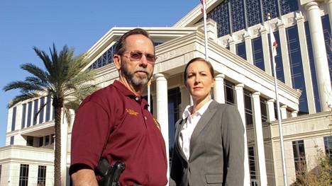 Floridalainen etsivä Bobby Bowers ja syyttäjä Janeen Kirch.