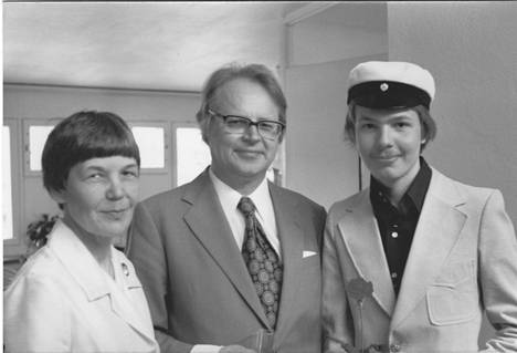 Vuosi 1976. ”Kirjoitin ylioppilaaksi Munkkivuoren yhteiskoulusta. Kuvassa kanssani rakkaat vanhempani: isäni Jouko ja äitini Anja.”