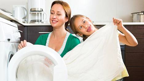 Pyykinpesun opettelun voi amerikkalaislehden mukaan aloittaa jo ennen kouluikää.