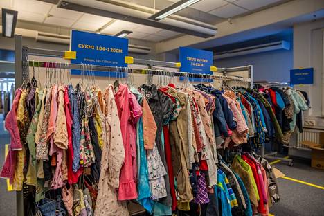 Vallilassa Teollisuuskadulla sijaitsevassa avustuskeskuksessa on muun muassa ilmaisia vaatteita sotaa pakeneville.