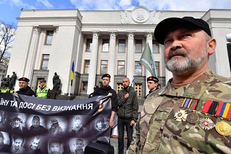 Ukrainalaiset vapaaehtoiset kokoontuivat maan parlamentin edustalle Kiovassa viime viikolla vaatimaan sosiaalietuuksia sotaveteraaneina.