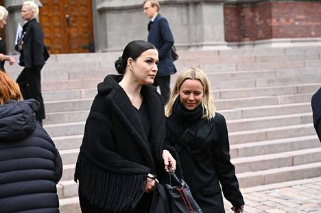 Jenni Vartiainen ja Paula Vesala saapuivat siunaustilaisuudesta yhdessä.