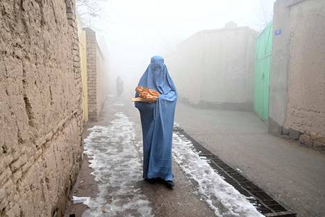 Miljoonilla afgaaneilla on puutetta ruoasta. Kuvan nainen sai avustusjärjestöltä leipää Kabulissa 18. tammikuuta.