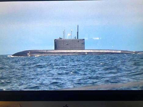 Jari Koskisen ottamassa kuvassa näkyy selkeästi sukellusvene ja zoomatessa siitä erottuu myös lippu.