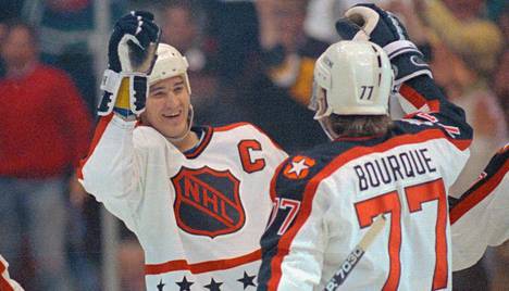 Mario Lemieux (vas.) riemuitsi maaliaan vuoden 1990 NHL:N tähdistöpelissä.
