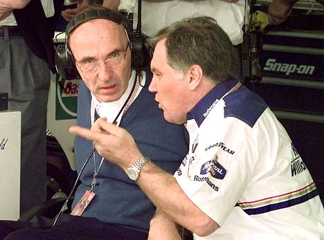 Frank Williams ja tekninen johtaja Patrick Head vaihtoivat mielipiteitä kauden 1997 päätöskisan varikolla Jerezissä.