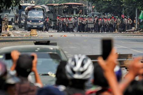 Poliisit muodostivat kadun sulkevan ketjun Mandalayssa kohtalokkaana päivänä.