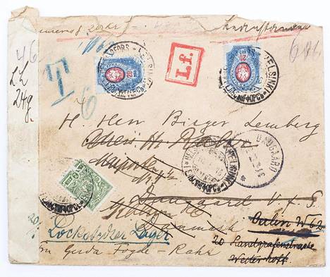 Birger Lembergille kotimaasta lähetetyn kirjeen kuori osoittaa hyvin, kuinka monimutkaista postin lähettäminen jääkäreille oli. Kirjan kuvitusta.