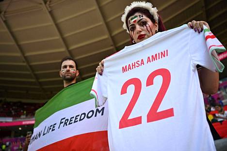 Poliisin kynsissä kuolleen Mahsa Aminin muistoksi oli teetetty oma pelipaita. Paita oli esille Iranin ja Walesin välisessä ottelussa 25. marraskuuta.