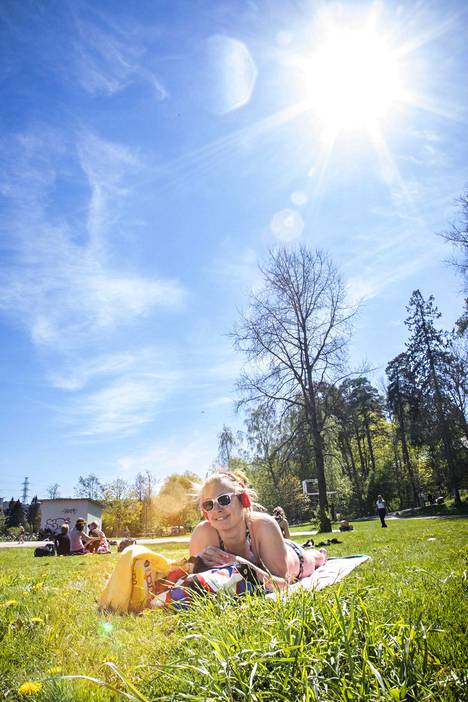 Hanna Apajalahti nautti auringosta Pikkukosken uimarannalla Helsingissä viikonloppuna.