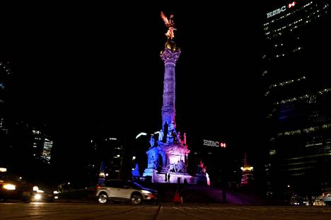 Ranskan lipun värit heijastettiin Itsenäisyyden enkeli -pylvääseen Meksikon pääkaupungissa Méxicossa Nizzan iskun uhrien muiston kunniaksi.