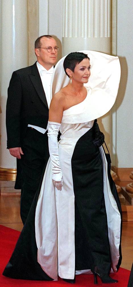 Yrjö Möttönen ja Ritva-Liisa Pohjalainen Linnan juhlissa 1997. Pohjalaisella oli yllään itse suunniteltu veistoksellinen Kallankukka-puku.