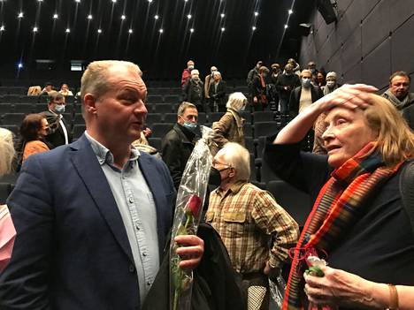 Historianharrastaja ja tietokirjailija Ossi Kamppinen  kertoo elokuvassa sukulaisensa Kalle Lahden tarinan.