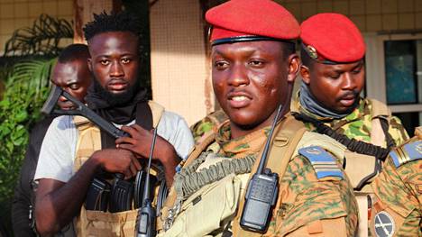 Burkina Fason uusi sotilasjohtaja Ibrahim Traore sotilaidensa kanssa maan pääkaupungissa Ouagadougoussa sunnuntaina 2. lokakuuta 2022. 