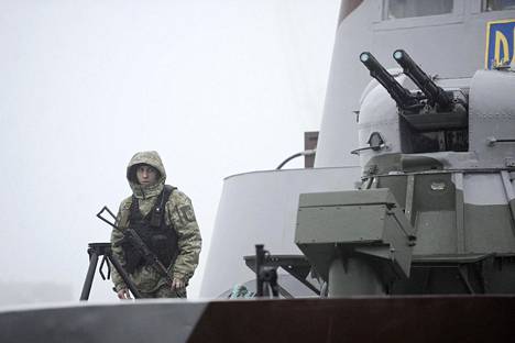 Ukrainalainen sotilas Mariupolissa, jonne Venäjän valtaamien alusten oli määrä matkata.