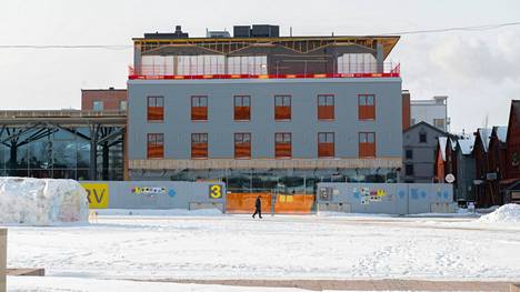 Jyrki Hallikaisen perheyhtiön rakennuttama hotelli sijaitsee Oulun kauppatorilla kauppahallin vieressä.