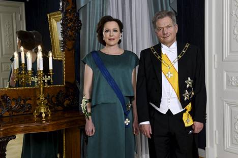 Tasavallan presidentti Sauli Niinistö ja rouva Jenni Haukio poseerasivat Presidentinlinnassa ennen illan juhlia joulukuussa 2017.