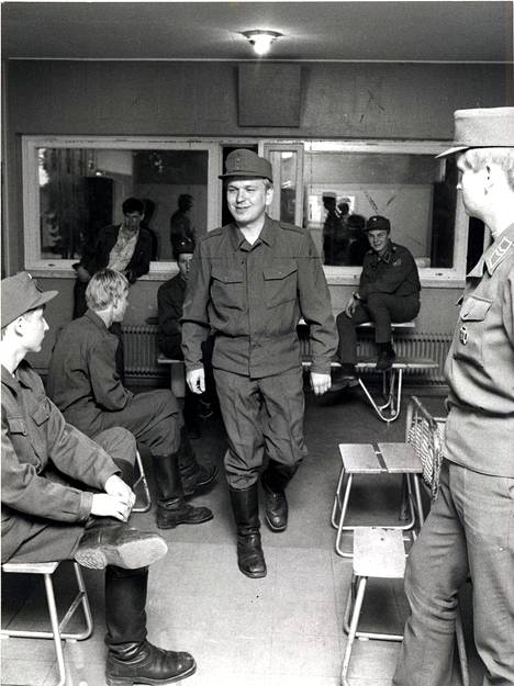 Liikanen armeijassa vuonna 1976, jolloin hän oli jo armeijassa ja perheellinen mies.