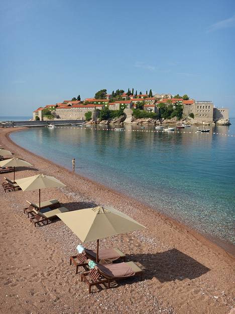 Sveti Stefanin kuvaksellisen hotellisaaren edustalla levittyy sekä maksullinen yksityisranta että ilmainen julkinen uimaranta. 