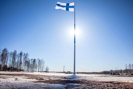 Tämä näky vetää hiljaiseksi – Haminan 100-metriseen jättilipputankoon nousi  kaikessa hiljaisuudessa koripallokentän kokoinen Suomen lippu - Kotimaa -  Ilta-Sanomat