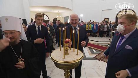 Lokakuun ensimmäisenä viikonloppuna isä ja poika Lukashenka sytyttivät yhdessä tuohukset uuden kirkon vihkijäisissä.