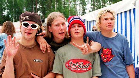 – Janne soitti kanssamme vuosina 1994–1999, The Rasmus kirjoittaa Instagram-tilillään. Tässä nuori yhtye poseeraa Vantaan Ankkarockissa vuonna 1996. Janne Heiskanen kuvassa toisena vasemmalta.