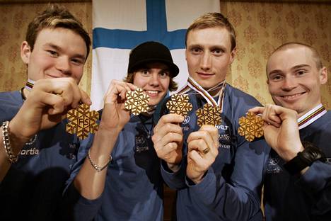 Janne Ryynänen (vas.), Anssi Koivuranta, Hannu Manninen ja Jaakko Tallus nappasivat MM-kultaa yhdistetyn joukkuekisasta Sapporosta vuonna 2007. Ryynänen oli tuolloin vasta 19-vuotias.