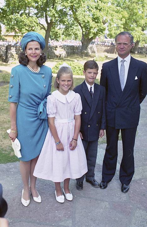 Kuningatar Silvia, prinsessa Madeleine, prinssi Carl Philip ja kuningas Kaarle Kustaa juhlivat prinsessa Victorian konfirmaatiota 1992. Carl Philip oli tuolloin 13-vuotias.