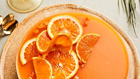 Käytä kakun koristeluun ohuita appelsiiniviipaleita.