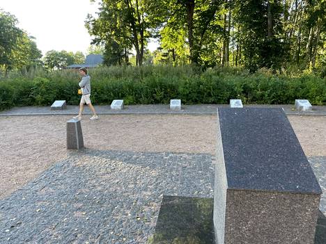 Karjalankannaksella sijaitsevan Koiviston sankarihautausmaan hautakivistä poistettiin ensin nimilaatat. Nyt koko muistomerkki on purettu.