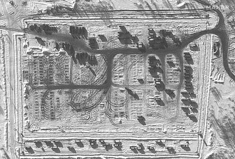 Lauantaina satelliitti kuvasi ajoneuvot poistumassa parkista Jelnjassa.