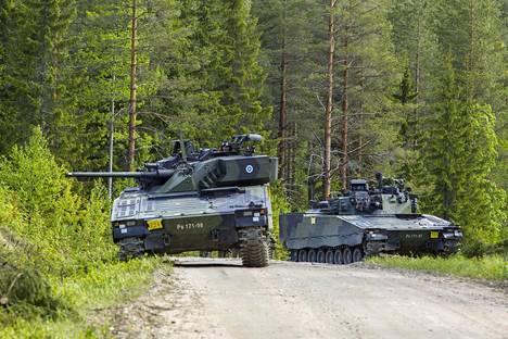 Rynnäkköpanssarivaunuja sotaharjoituksessa Nurmeksessa 2015.