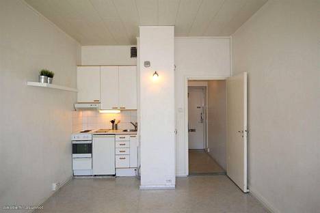 580 euroa kuussa maksava, 19 neliön asunto Tampereella on kompakti erityisesti keittiön suhteen, kun sekä minijääkaappi että uuni ovat mahtuneet pieneen tilaan.