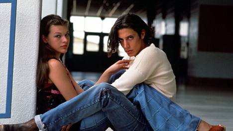Richard Linklaterin high school -päättäjäiselokuva on tulvillaan päihteiden ja nuoruuden hullua huumaa. Milla Jovovich ja Shawn Andrews karkasivat kuvauksista naimisiin.