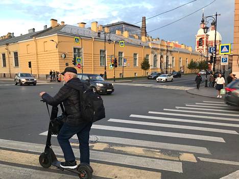 Pietarissa sähköpotkulautoja käyttävät niin nuoret kuin vanhat, ja vain harvoilla on kypärä.