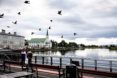 Yli 16-vuotiaista islantilaisista 93 prosenttia on saanut vähintään ensimmäisen rokoteannoksen. Arkistokuva Islannin pääkaupungista Reykjavíkista Tjörnin-järven rannalta.