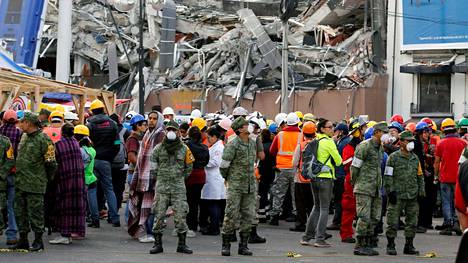 Ihmiset hakeutuivat turvaan kaduille Mexicossa, jossa vielä raivataan edellisen maanjäristyksen tuhoja.