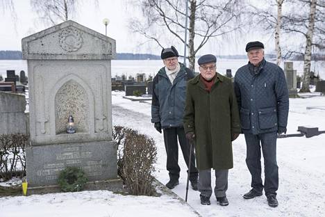 Huhtikuun 15. päivä teloitetut Verner Vitikkala, Yrjö Vitikkala ja Aaro Rautajoki lepäävät Vammalan hautausmaalla. Haudan äärellä sukulaismiehet Kimmo Eskola, Seikko Eskola ja Tapio Rautajoki.