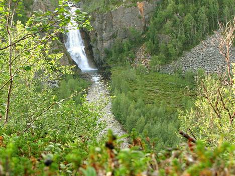 Utsjoella Kevon luonnonpuistossa sijaitseva Fiellunputous on maamme vesiputouksien kärkikohteita.