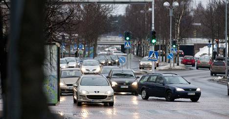 Nämä autoilijat noudattivat liikennevaloja, mutta tilastollisesti Oulussa ajetaan enemmän päin punaista valoa kuin muissa vastaavan kokoisissa kaupungeissa
