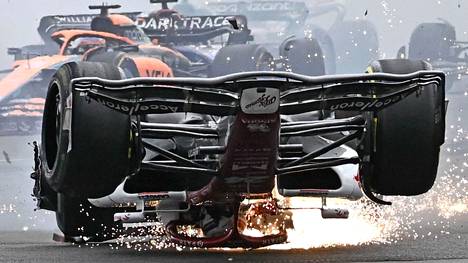 Zhou Guanyu joutui Silverstonessa rajuun onnettomuuteen, josta selvisi kuin ihmeen kaupalla ilman vakavia vammoja.