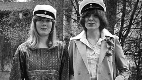 1970-luvun ylioppilas pukeutui Marimekon Mila-mekkoon. Beige housupuku oli Teinitalosta.