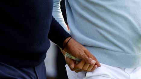 Tiger Woods ujutti salaa tamponin Justin Thomasille.