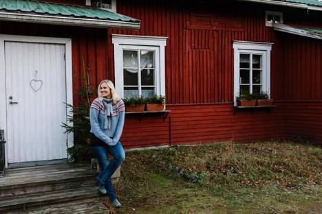 Kuva HS:n artikkelista. Laura Malmivaara mökillään Loviisassa.